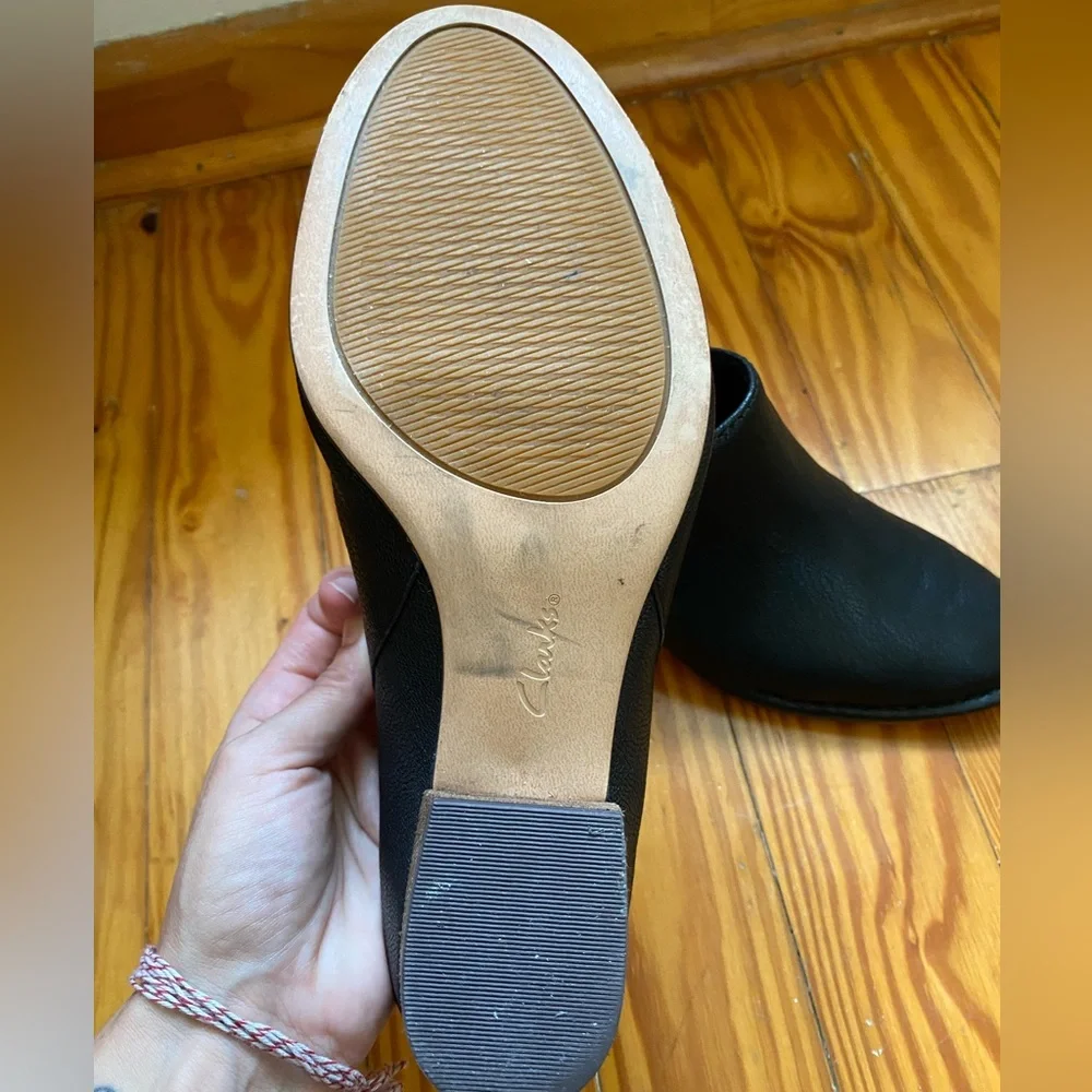 LIKE NEW Clarks Isla Black Leather Mules Size 9.5 - Picture 4 of 6